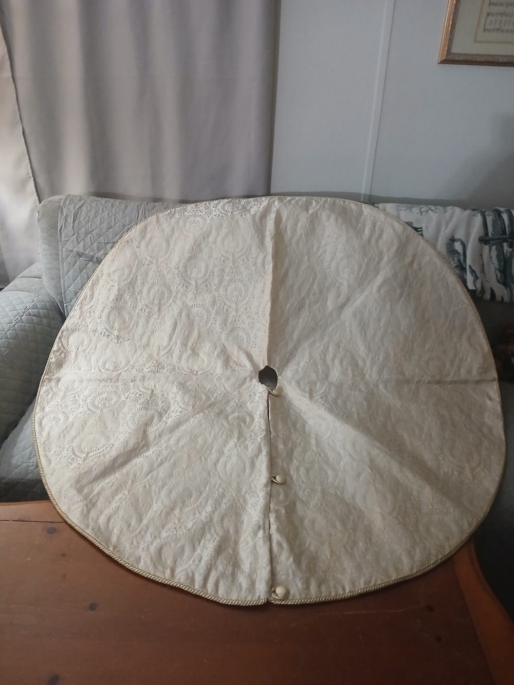 Martha Stewart Christmas Tree Skirt, Quilted with Gold Trim